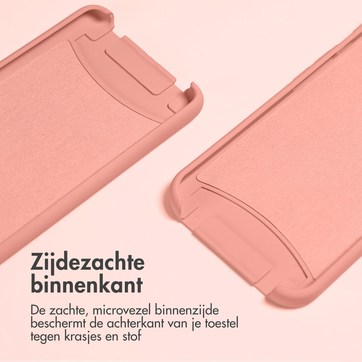 Close-up van de binnenkant van een roze telefoonhoesje. Tekst: Zijdezachte binnenkant. Beschermt tegen krassen en stof.