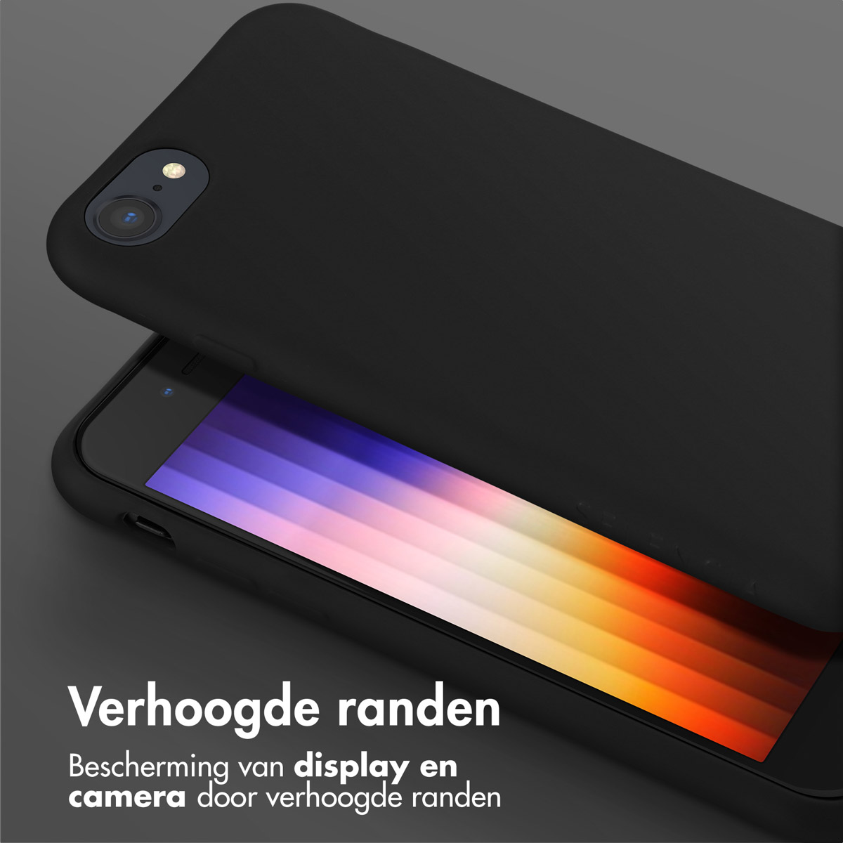 Een zwarte telefoonhoes op een telefoon, met de verhoogde randen die het scherm beschermen.