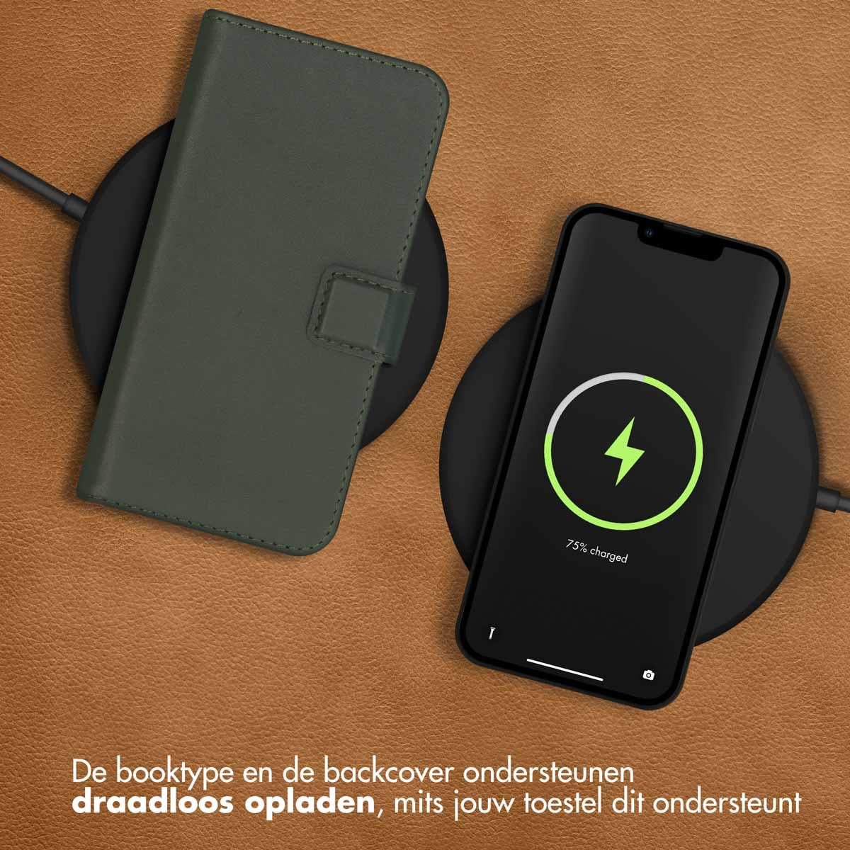 Zwarte telefoon draadloos opladen, groene hoes links. Bruin oppervlak. Telefoon toont 75% opgeladen.