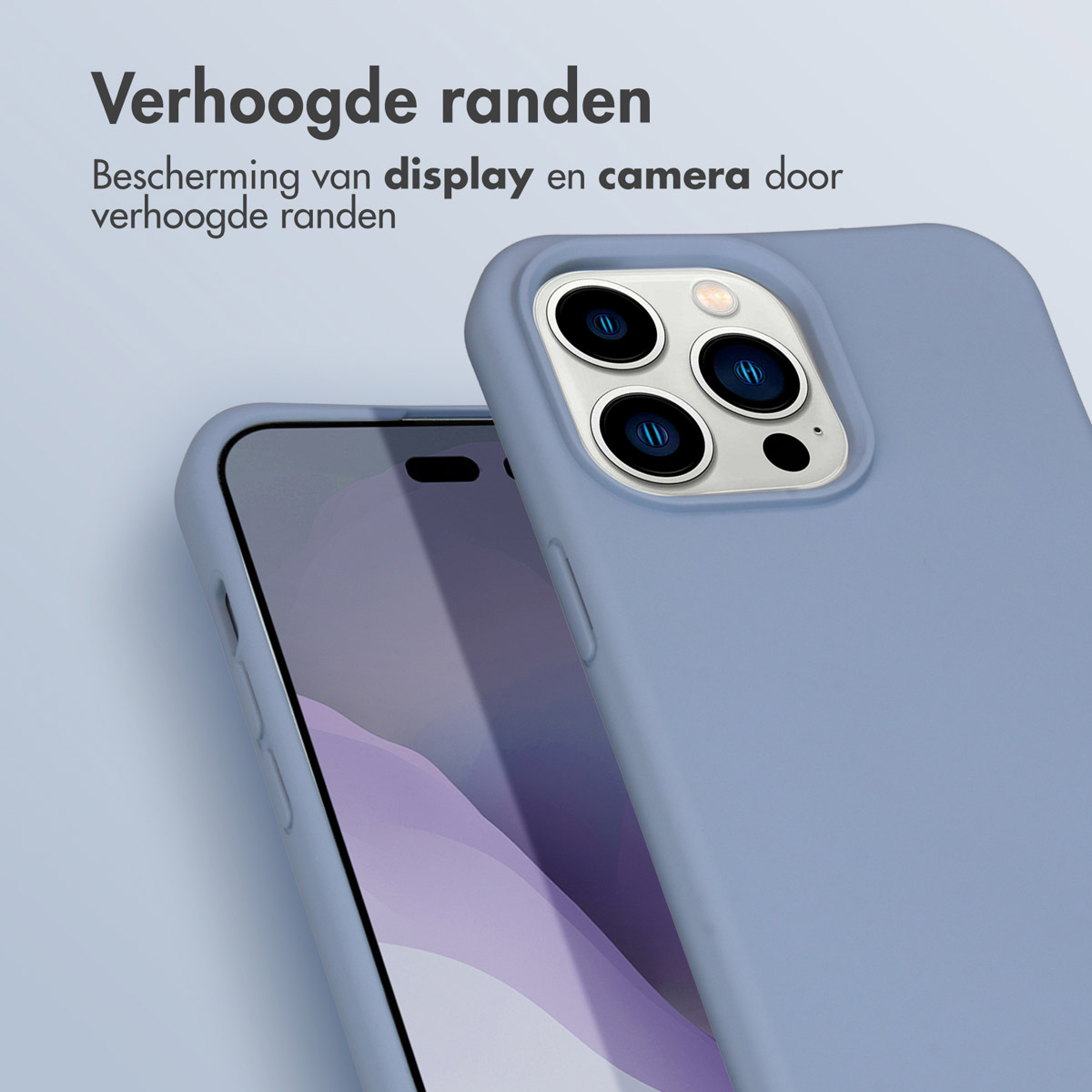 Zwei Handyhüllen, hellblau, schützen die Handykamera. Der Hintergrund ist hellblau.