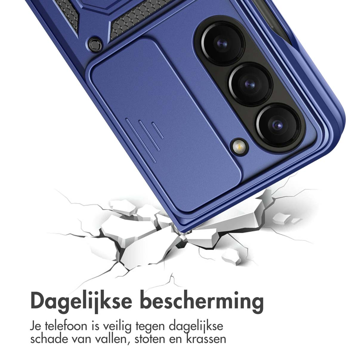 Blauw telefoonhoesje met schuifdeksel, gebarsten grond op de achtergrond.