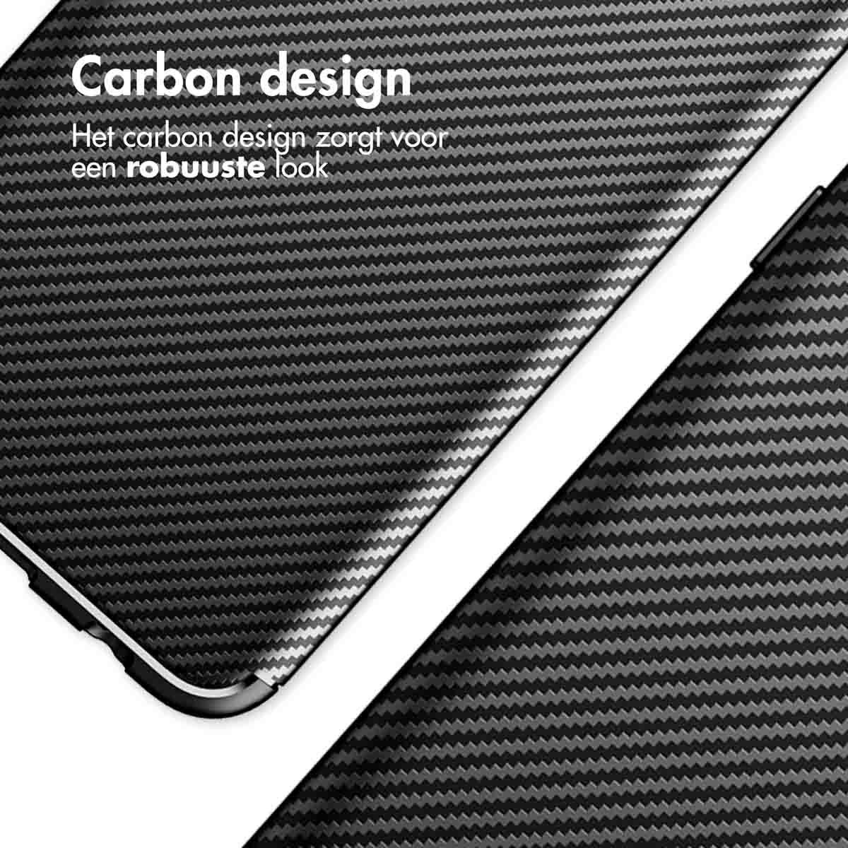 Close-up van carbon fiber telefoonhoes, met het patroon, tekst: Carbon design.
