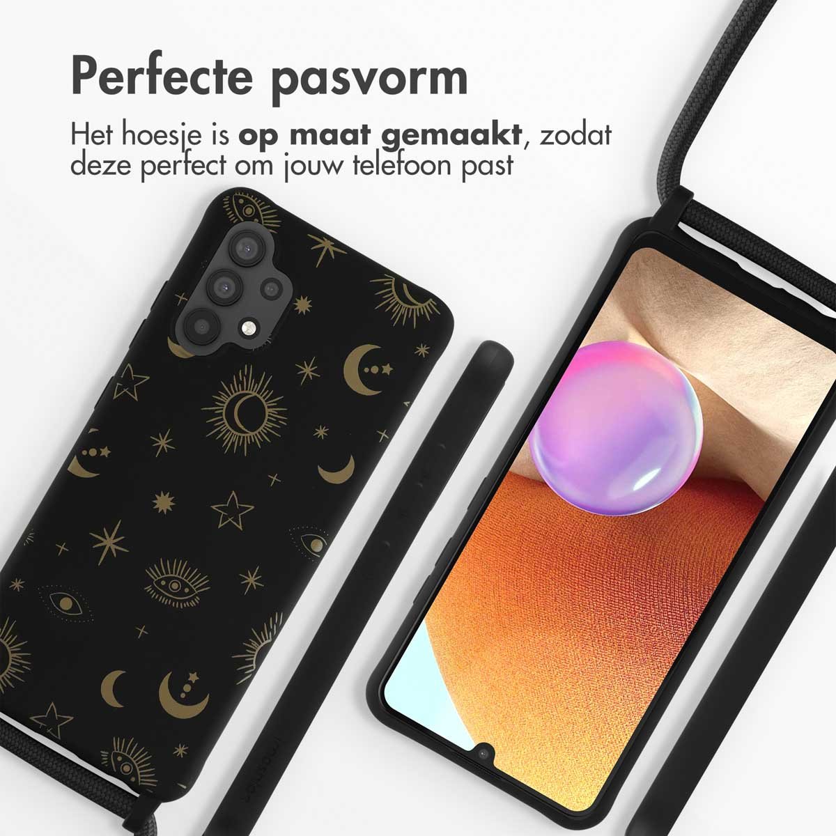 Zwarte telefoonhoes met gouden maan-, ster- en oogontwerpen.