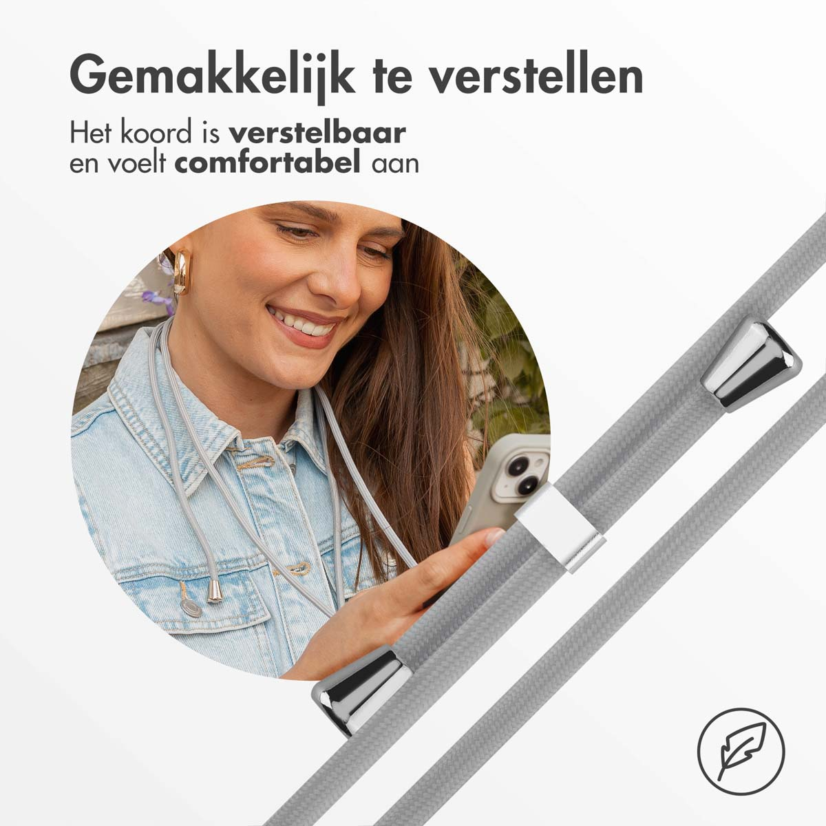 Frau mit Handy und Lanyard, zeigt einstellbares und komfortables Design.