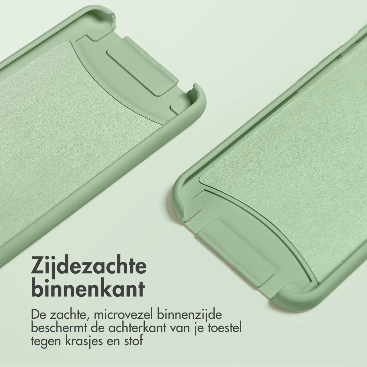 Binnenkant van een groene telefoonhoes. Zachte, lichtgroene stof bedekt de binnenkant. Witte achtergrond.