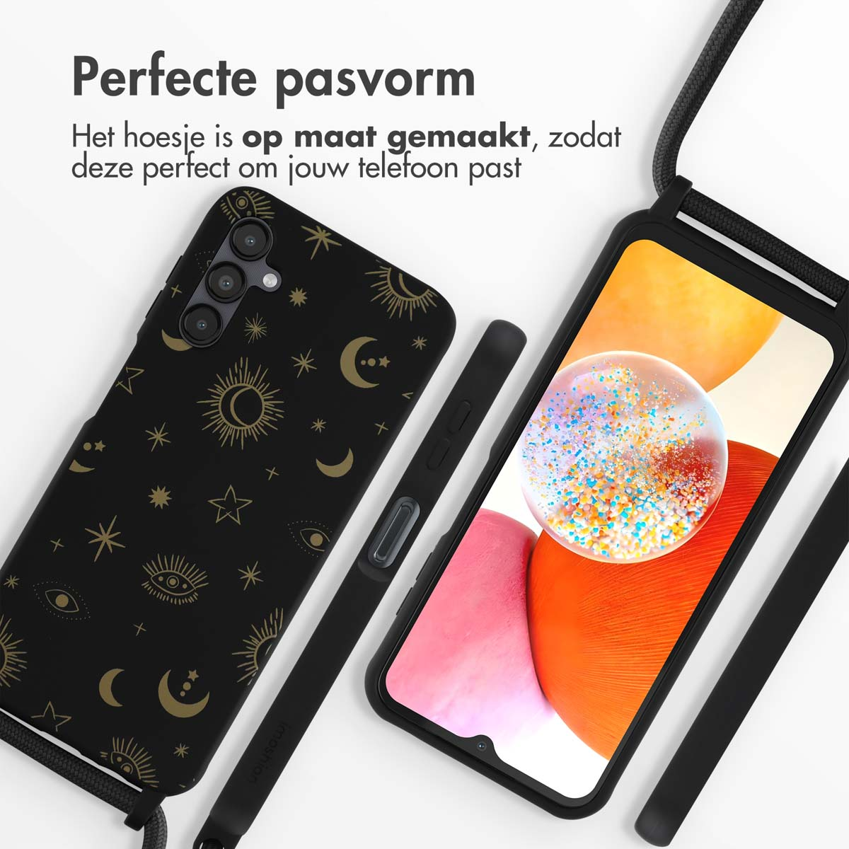 Coque de téléphone noire avec motifs célestes dorés, à côté d'un smartphone.