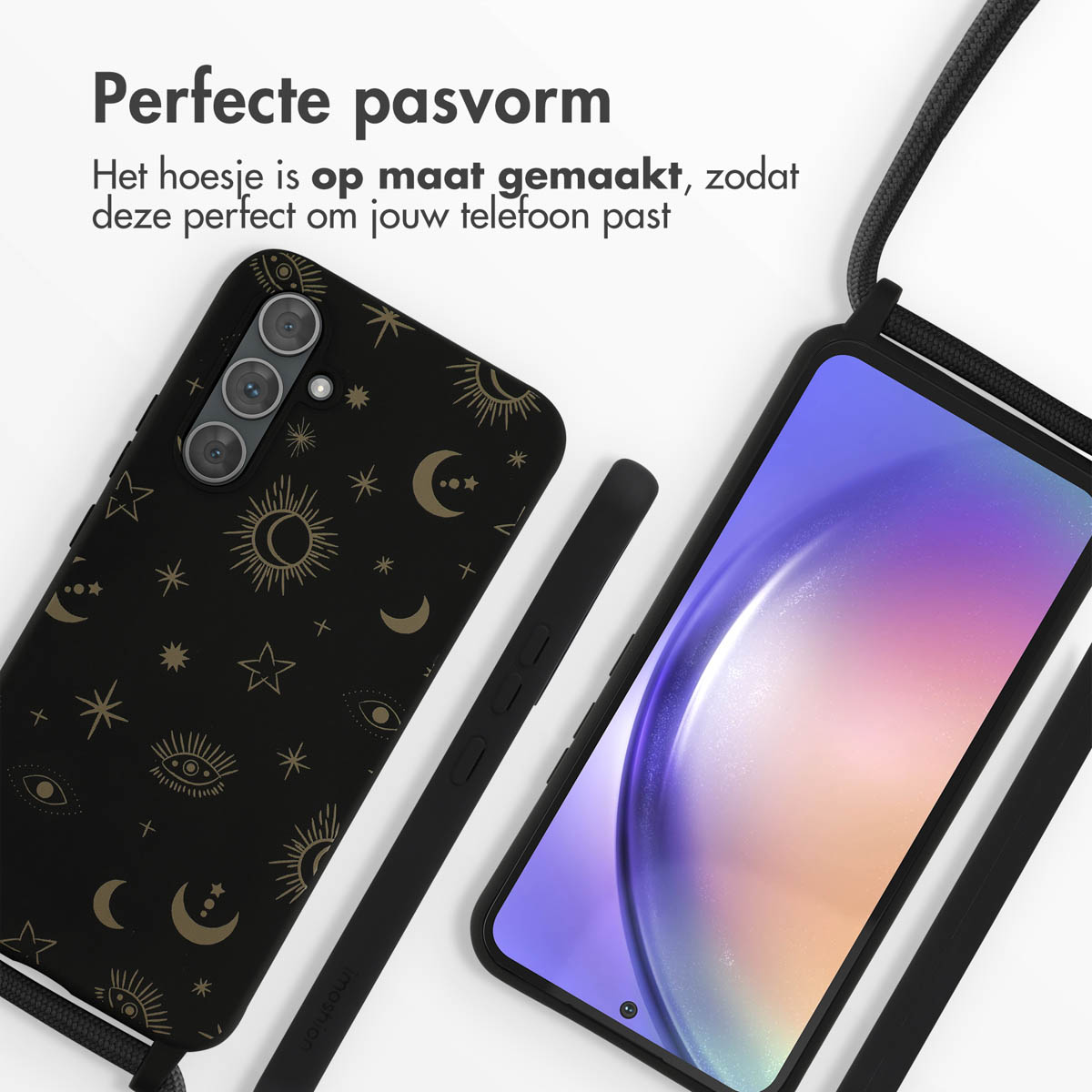 Zwarte telefoonhoes met gouden hemelse ontwerpen naast een smartphone.