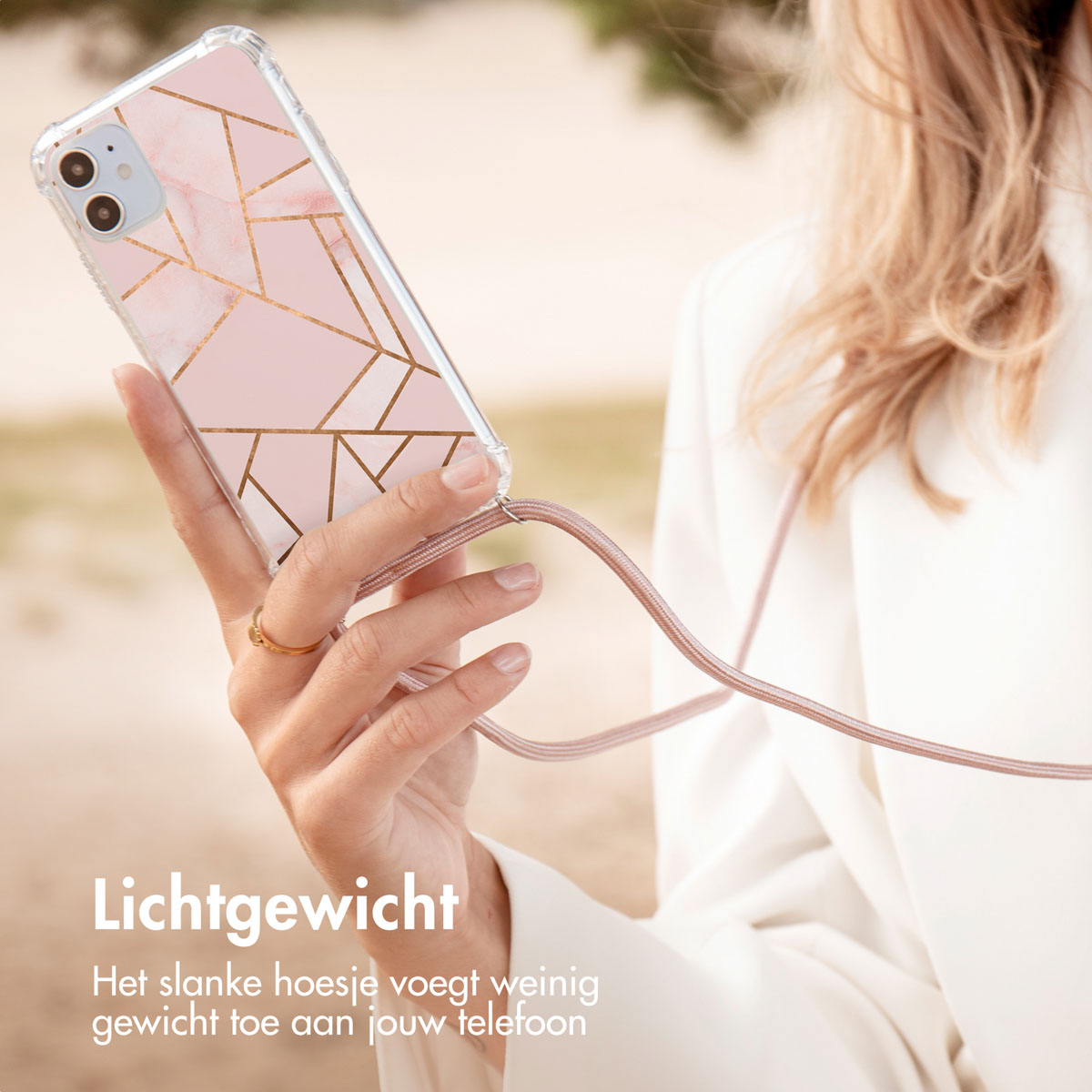 Een hand houdt een telefoon vast in een roze hoesje met een koord.