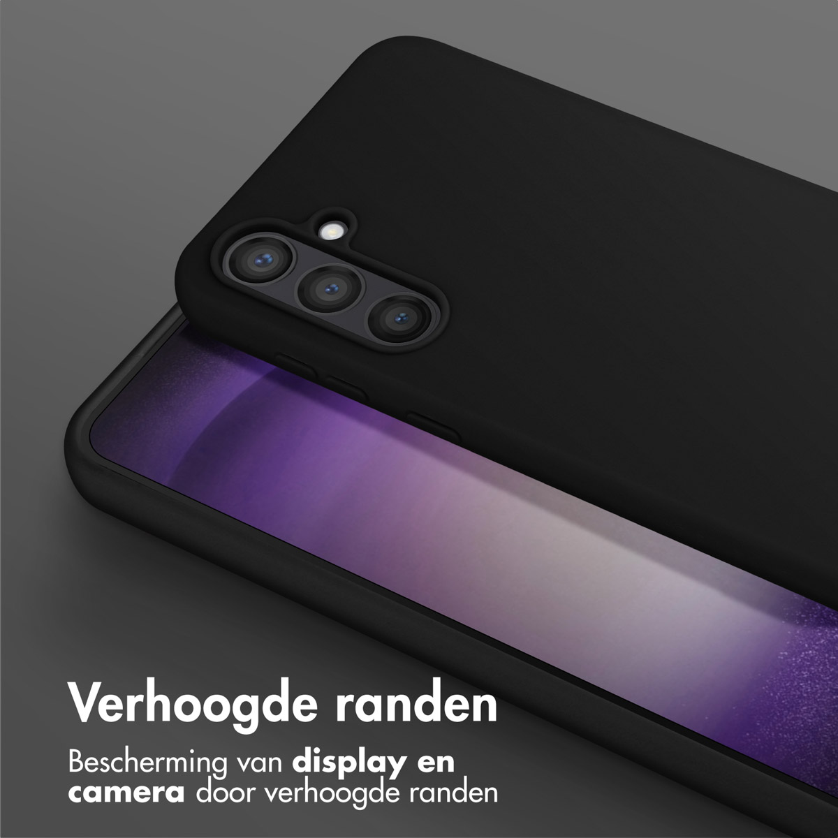 Coque de téléphone noire sur un téléphone. Le téléphone a trois lentilles de caméra. Le fond est une surface grise.