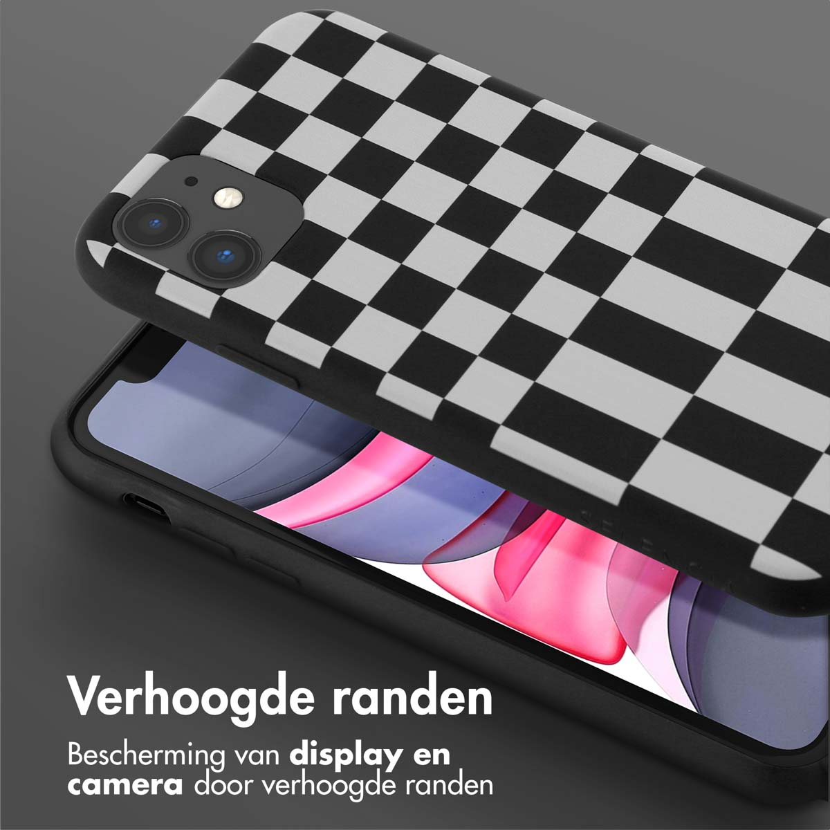 Coque de téléphone à carreaux noir et blanc sur un smartphone. La coque a des bords surélevés.