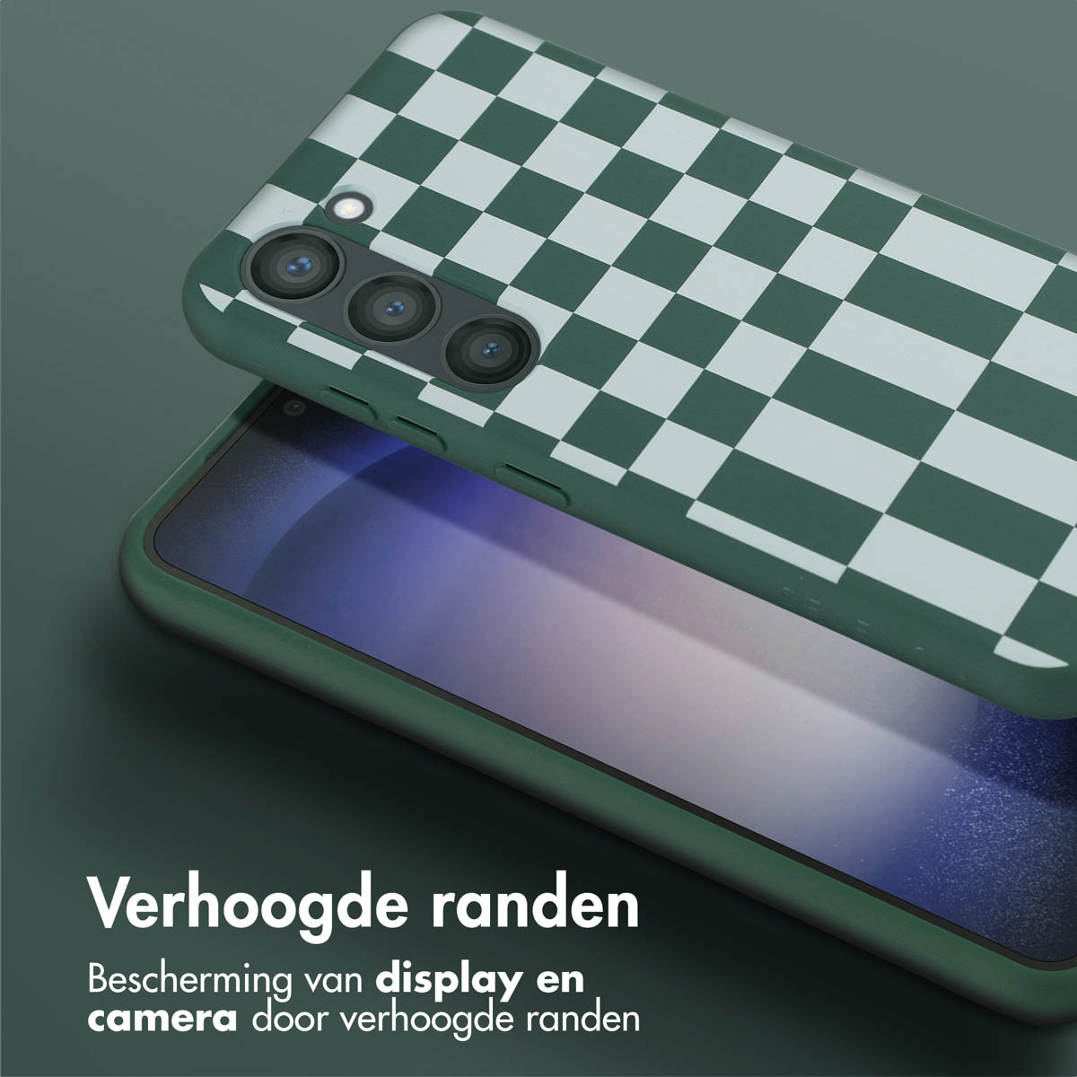 Coque de téléphone verte sur un téléphone. Le téléphone a trois lentilles de caméra et le fond est vert.