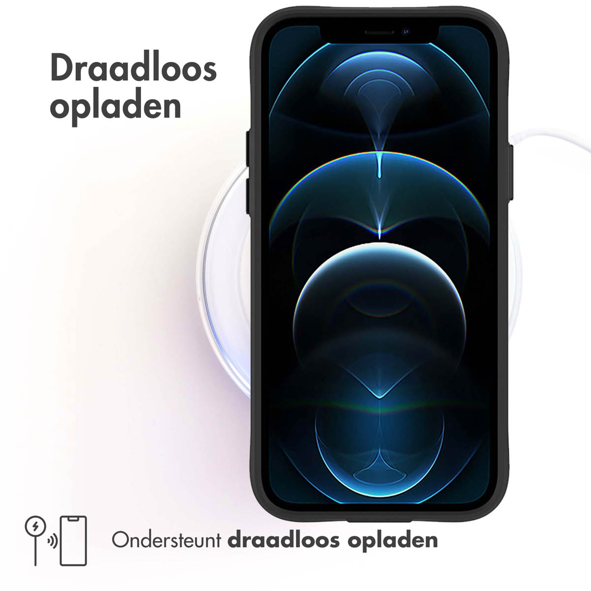 Een zwarte telefoon in een hoesje op een draadloze oplader. Het telefoonscherm staat aan.