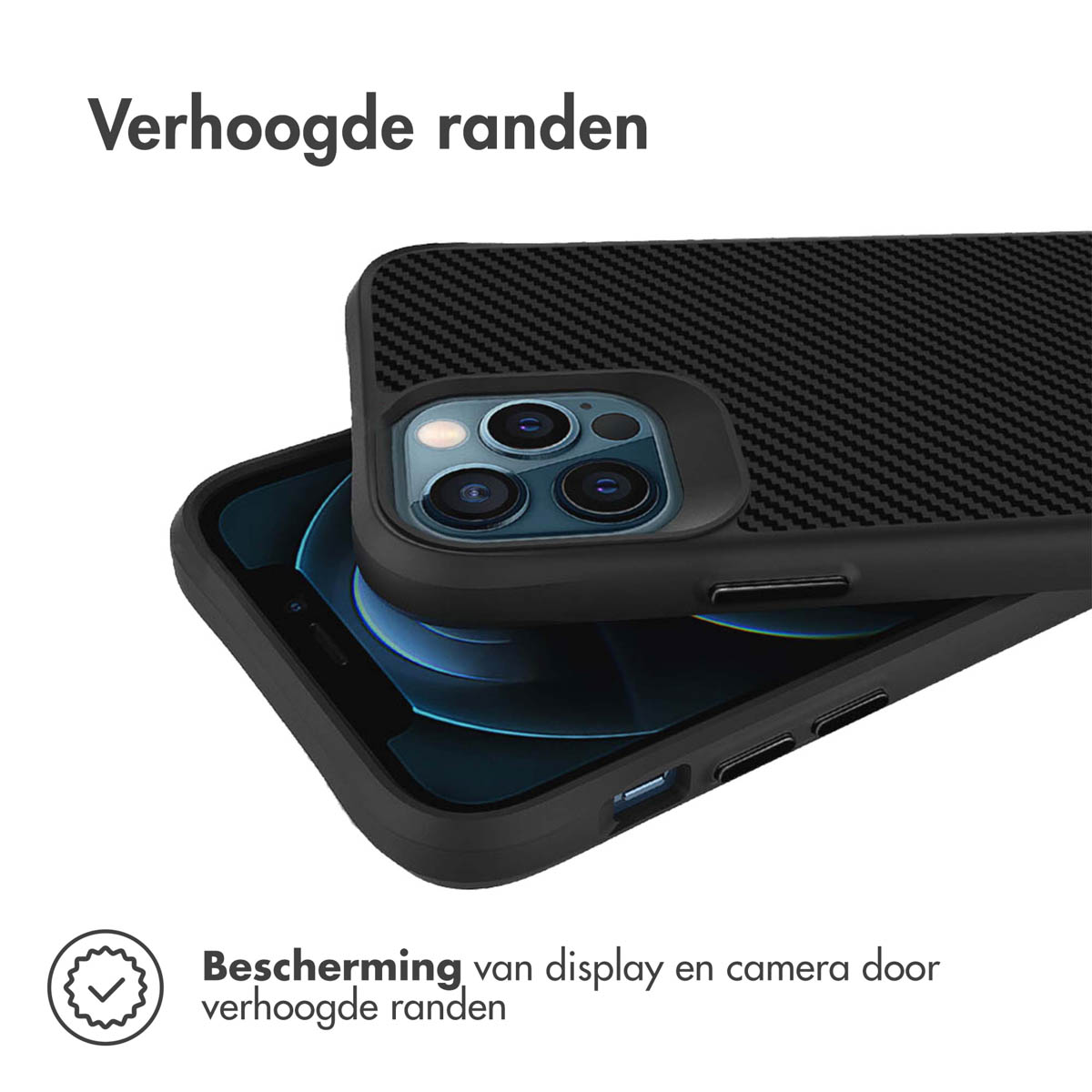Zwart telefoonhoesje over een telefoon. De telefoon heeft drie cameralenzen. De achtergrond is zwart.