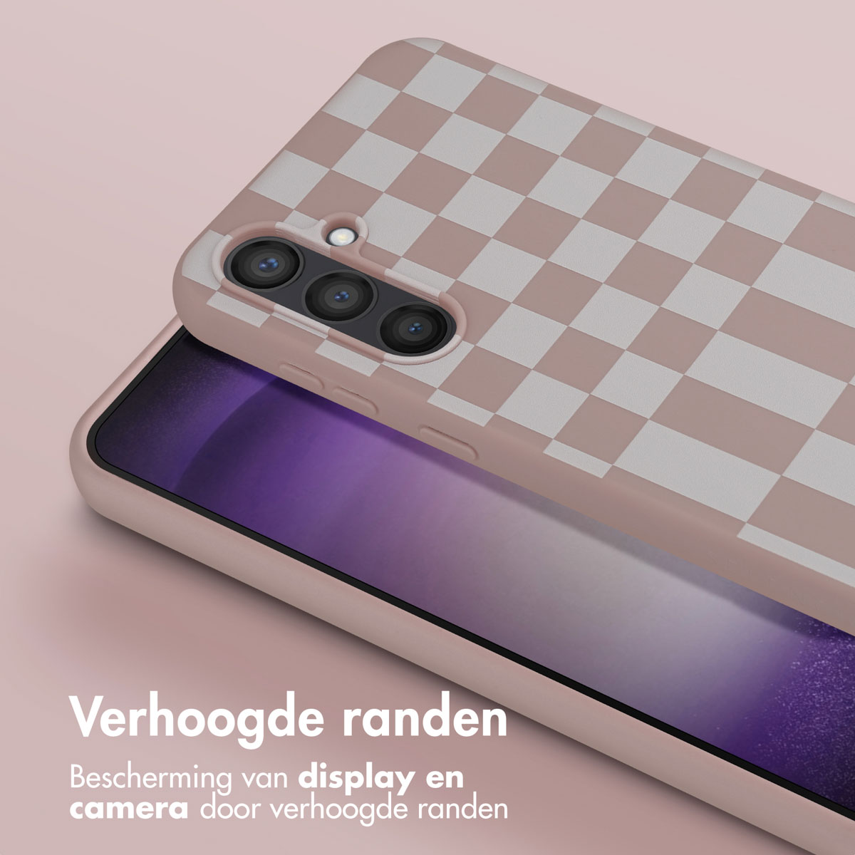 Roze dambord telefoonhoes op roze achtergrond, tekst in het Nederlands.