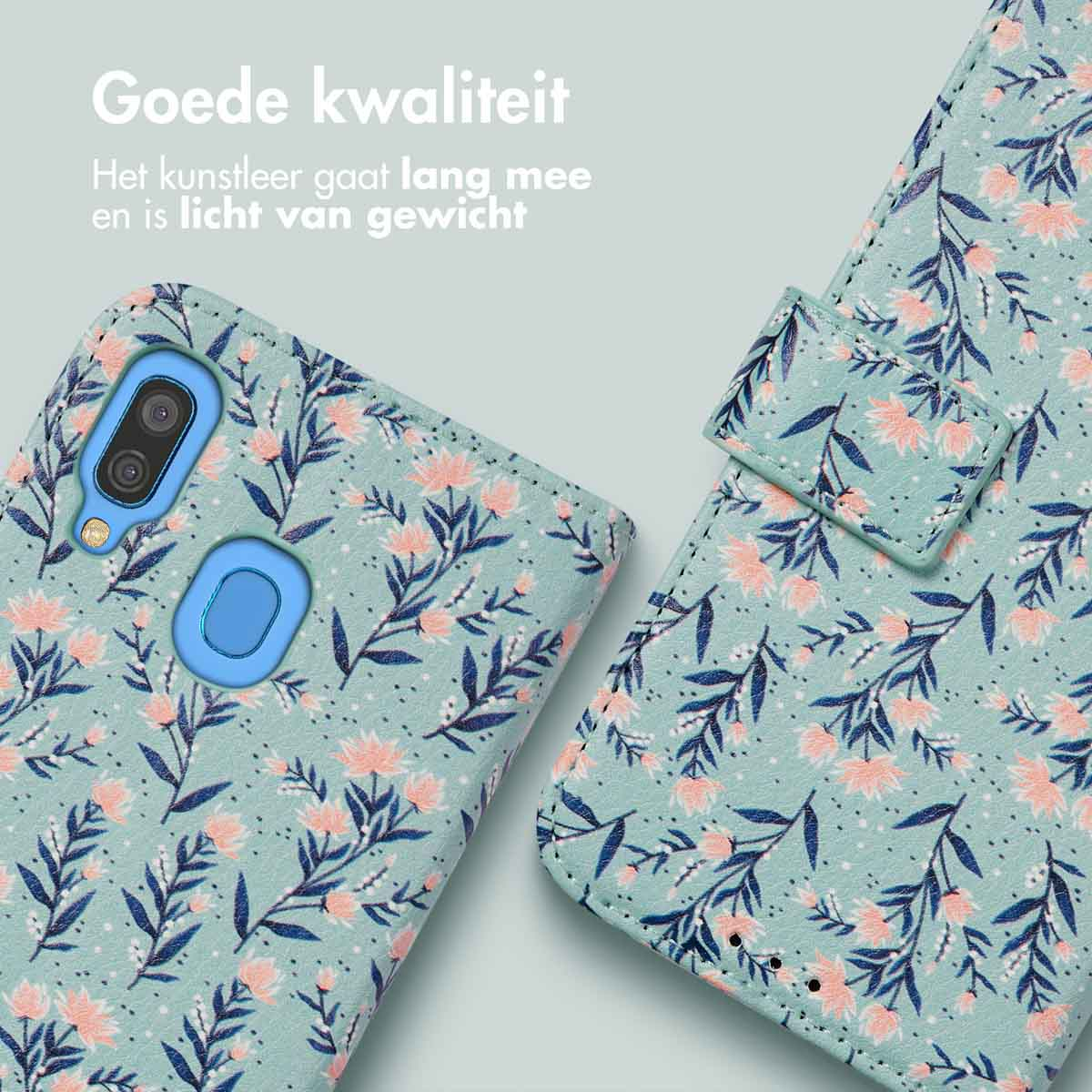 Een telefoonhoesje met mintgroen bloemenpatroon, roze bloemen en blauwe bladeren.