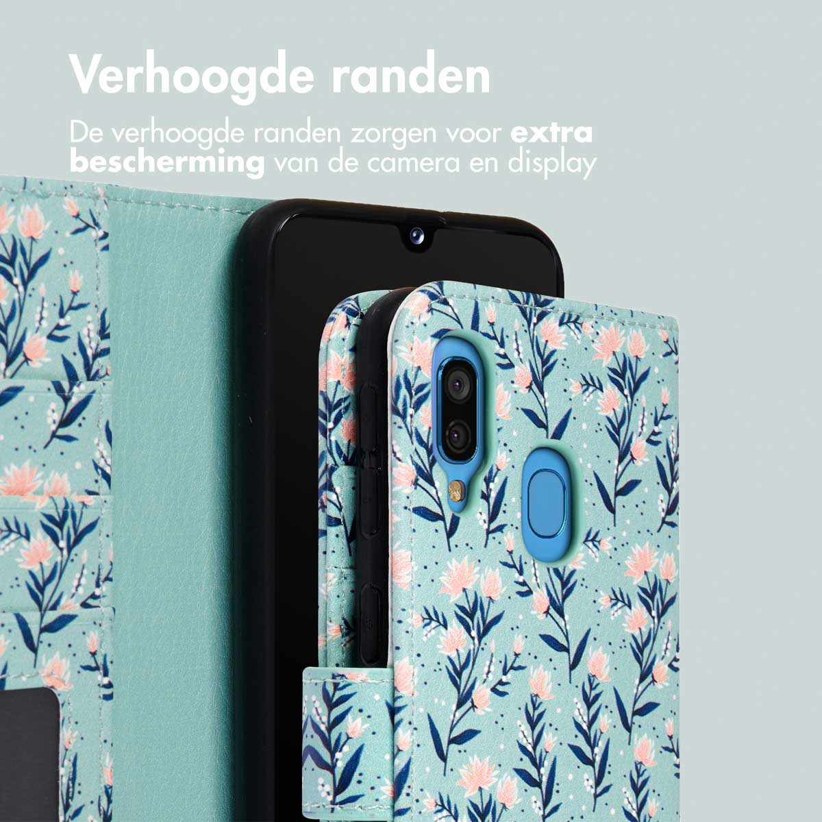 Een telefoonhoesje met bloemenpatroon in mintgroen en roze.