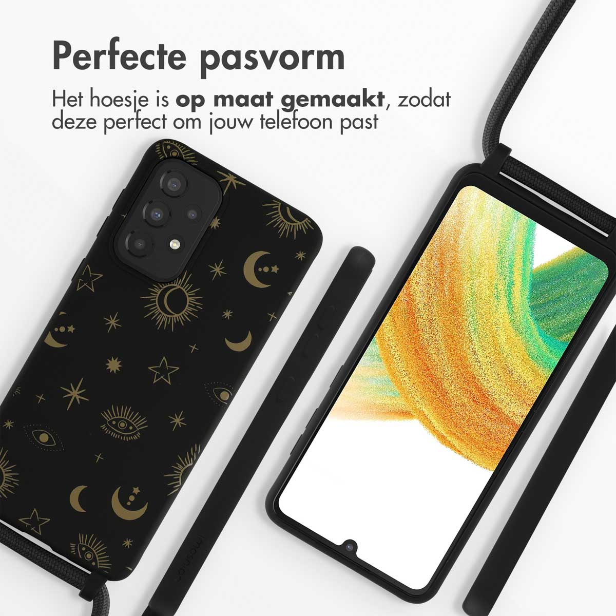 Coque de téléphone noire avec motif doré de soleil, lune et étoiles. Un téléphone à côté.
