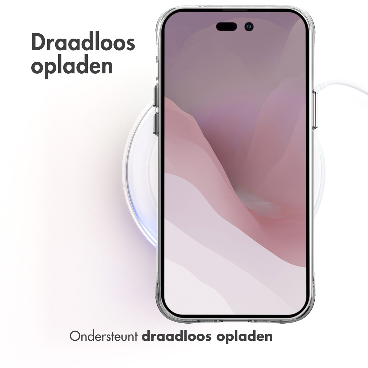 Telefoon op een draadloze oplader. De telefoon heeft een doorzichtige hoes. De oplader is wit.