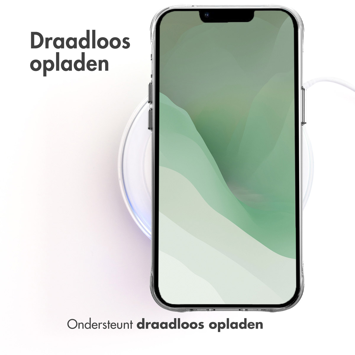 Un téléphone dans un étui transparent repose sur un chargeur sans fil. Le téléphone affiche un fond abstrait vert et blanc.