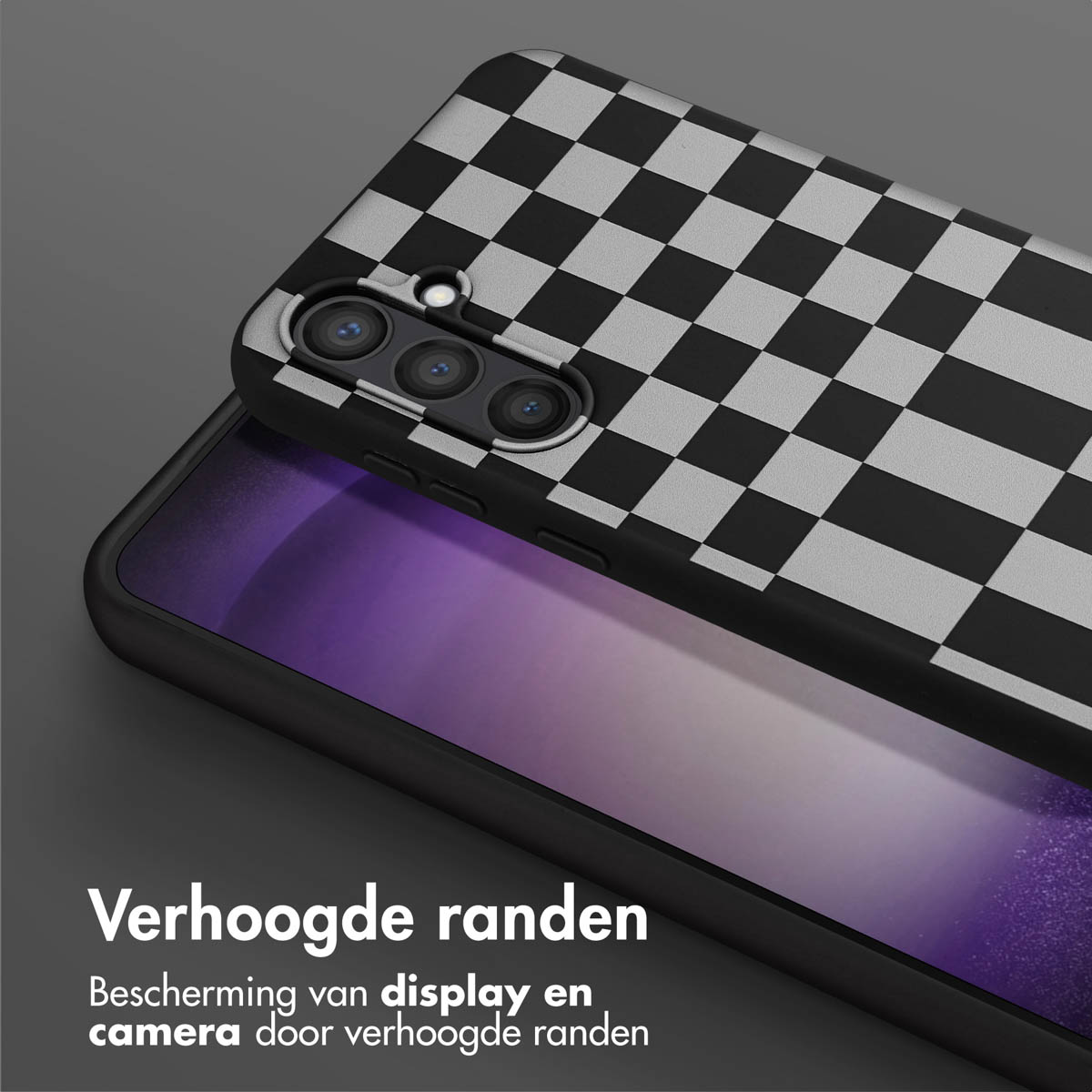 Une coque de téléphone avec un motif à carreaux noir et blanc. Bords surélevés.