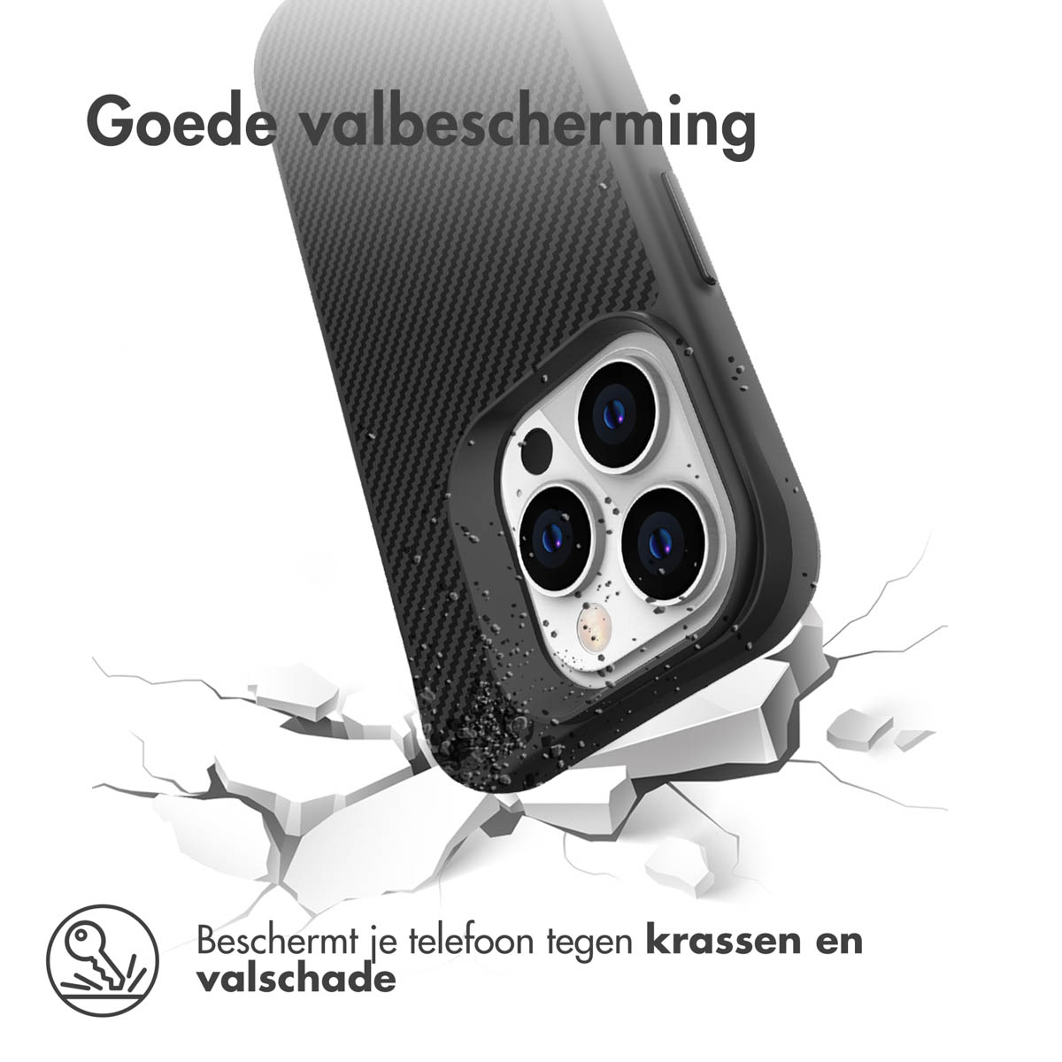 Een zwarte telefoonhoes ligt op een gebarsten oppervlak. De hoes laat zien dat de telefoon beschermd is.