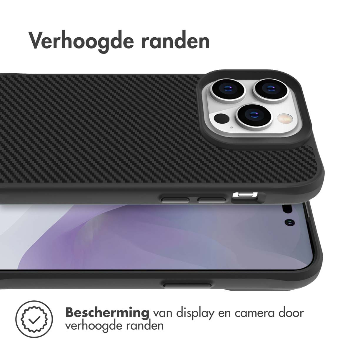 Zwarte telefoonhoes met koolstofvezeltextuur en verhoogde randen rond camera en display.
