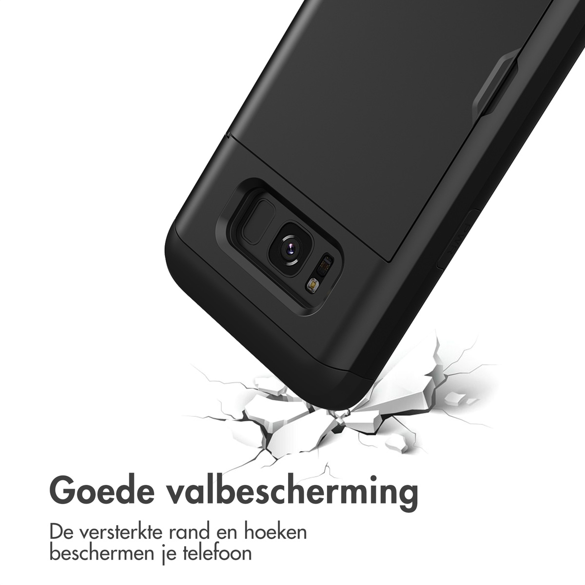 Coque de téléphone noire avec découpe caméra, posée sur sol craquelé.