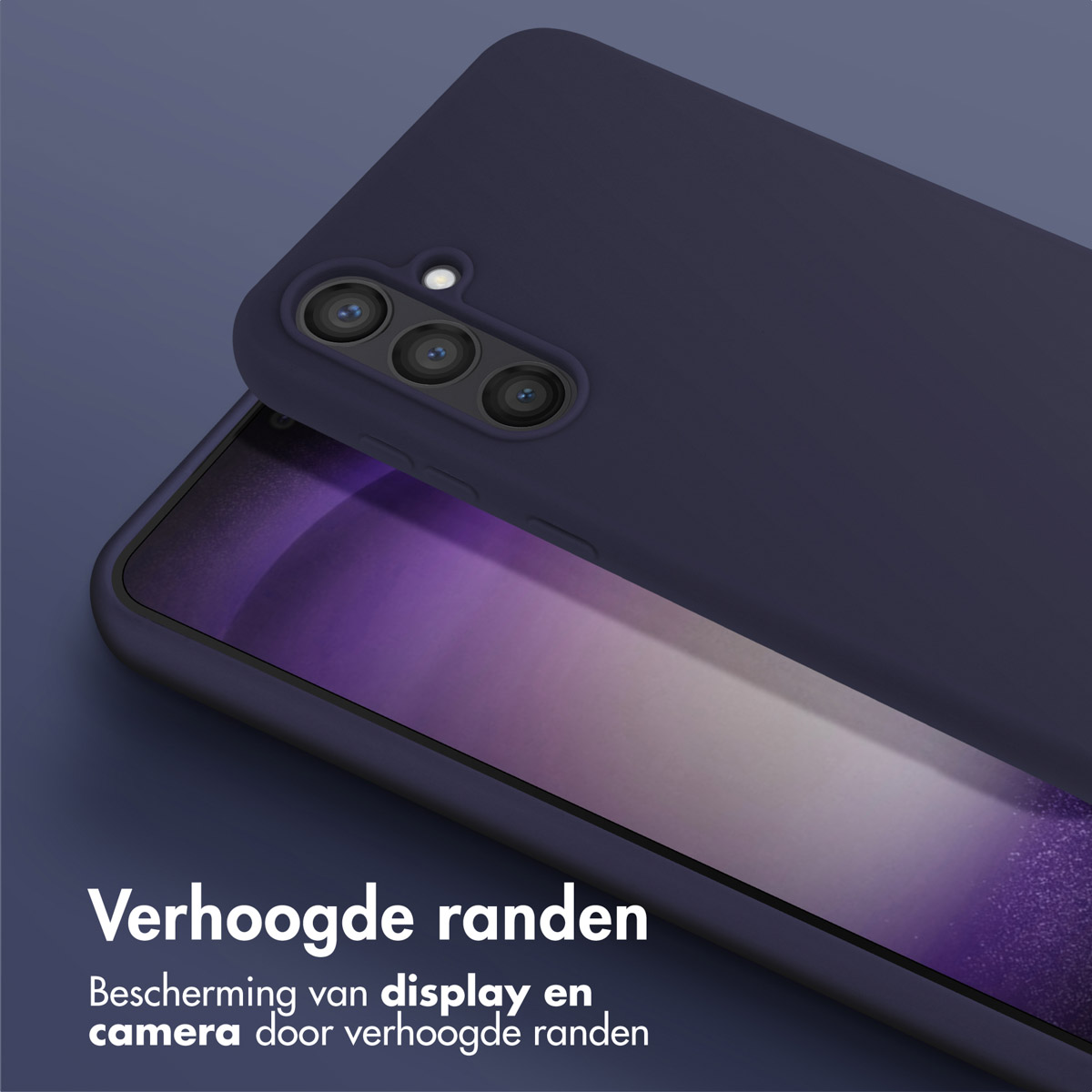 Coque de téléphone violet foncé. La coque est posée sur un téléphone, avec un bord surélevé autour de la caméra.