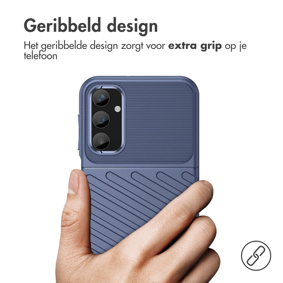 Een hand die een blauwe telefoon met een telefoonhoesje met textuur vasthoudt. De achtergrond is wit.