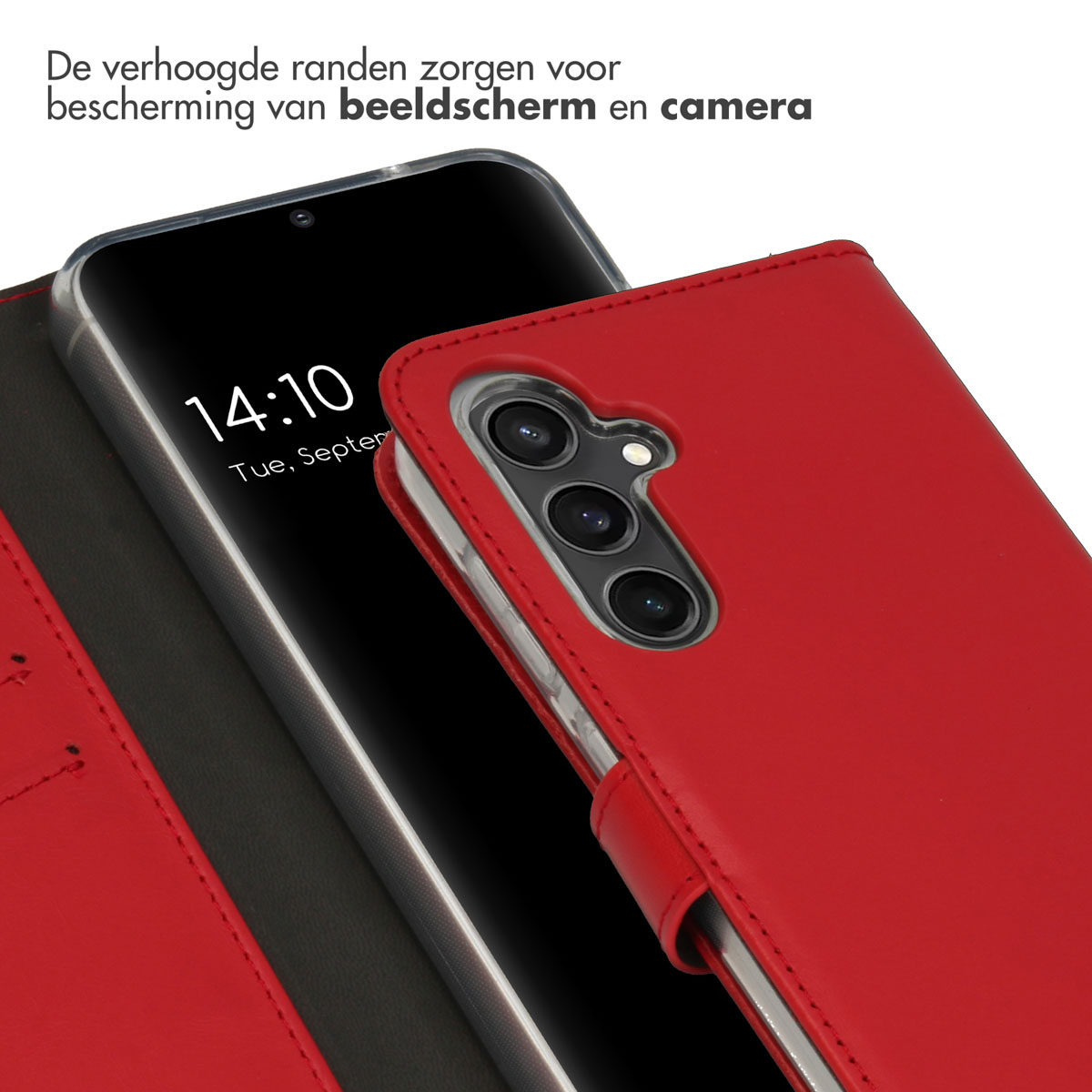 Rode telefoonhoes met drie cameralenzen en een smartphone die 14:10 weergeeft.