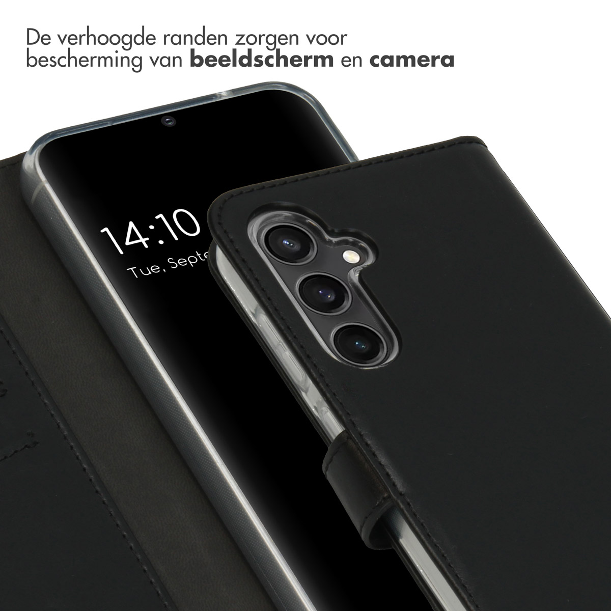 Een zwarte mobiele telefoon in een hoesje met drie camera's wordt getoond.