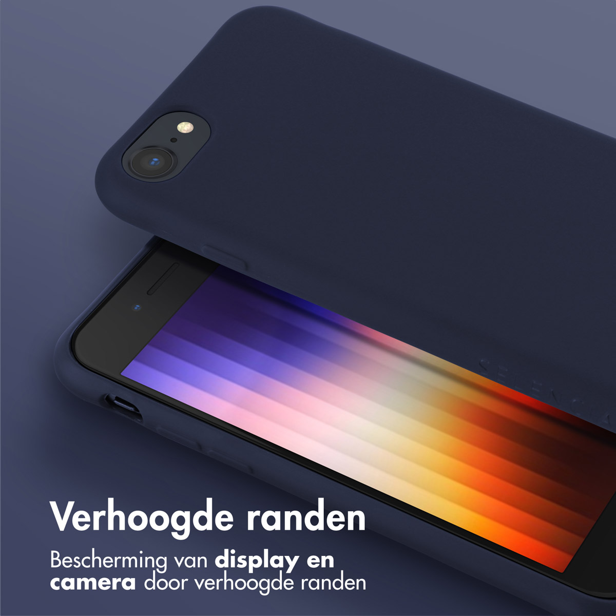 Coque de téléphone bleu marine, avec téléphone à l'intérieur. La coque est sur une surface sombre, avec bord relevé.
