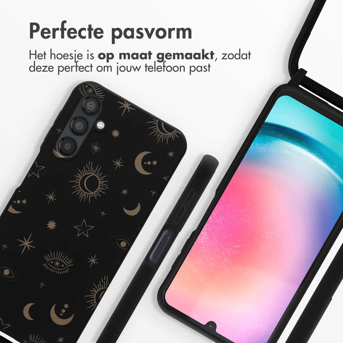 Zwarte telefoonhoes met gouden zon, maan en oogontwerpen. Naast een smartphone.
