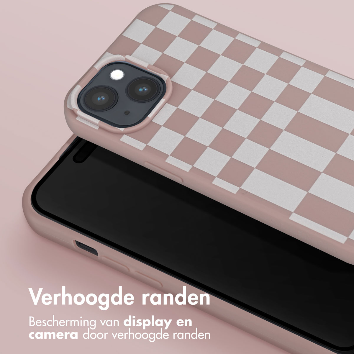 Téléphone avec coque à carreaux roses et blancs. La coque est devant un fond rose.