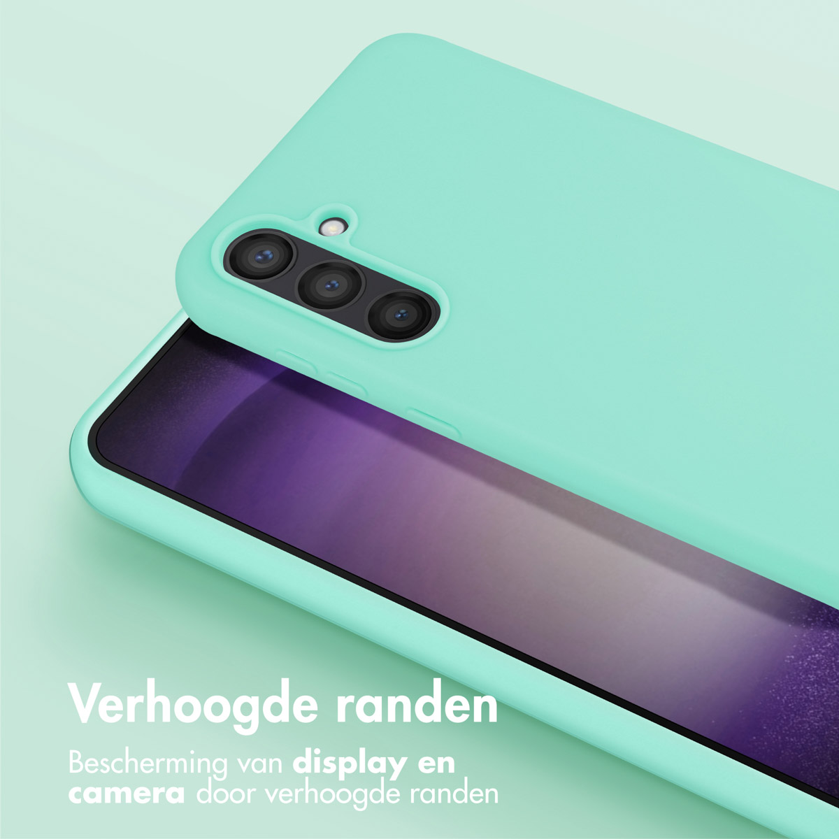 Coque vert menthe avec un téléphone à l'intérieur. Fond vert clair.