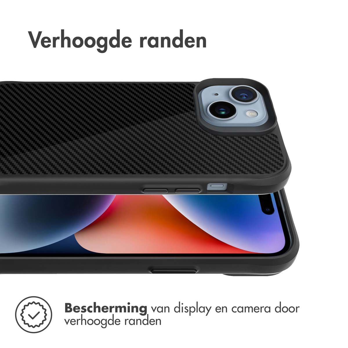 Coque de téléphone noire avec une texture en fibre de carbone. Le téléphone est visible. Fond blanc.