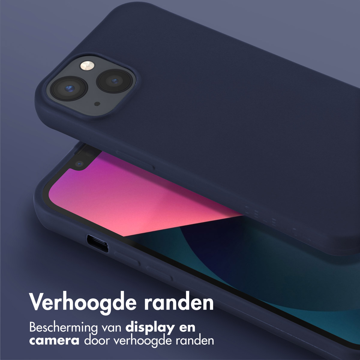 Een marineblauwe telefoonhoes met verhoogde randen die de camera en het scherm beschermen. De hoes staat op een donkere achtergrond.