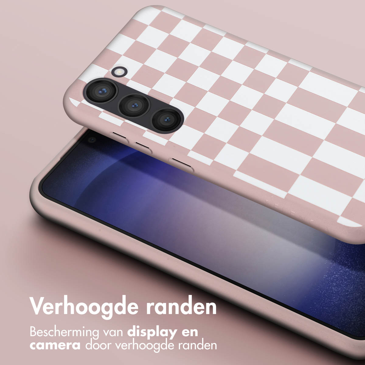 Coque à carreaux rose et blanc protégeant le téléphone.
