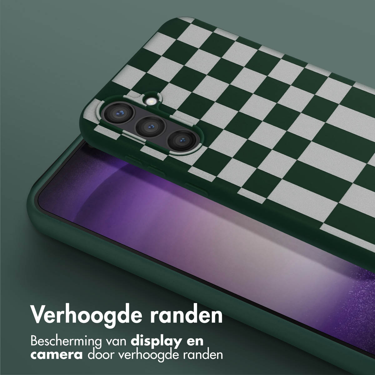 Groen telefoonhoesje met een groen-wit geblokt patroon, op een groene achtergrond. De telefoon heeft een lichte kleur.