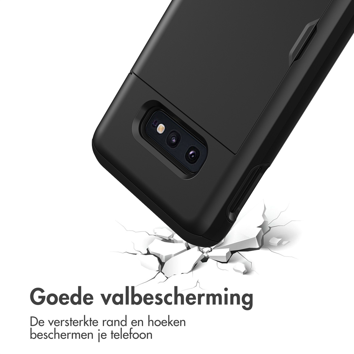 Zwarte telefoonhoes op een wit oppervlak met scheuren. De telefoon heeft een camera. Goede valbescherming.