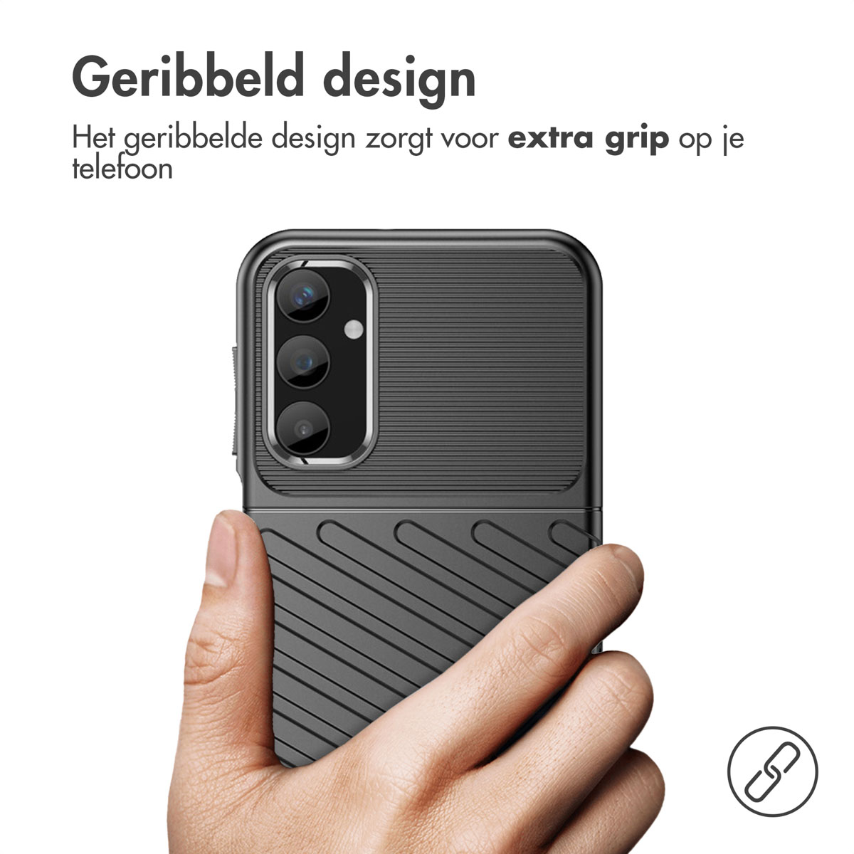 Zwarte telefoonhoes met een geribbeld patroon. Een hand houdt de telefoon vast.