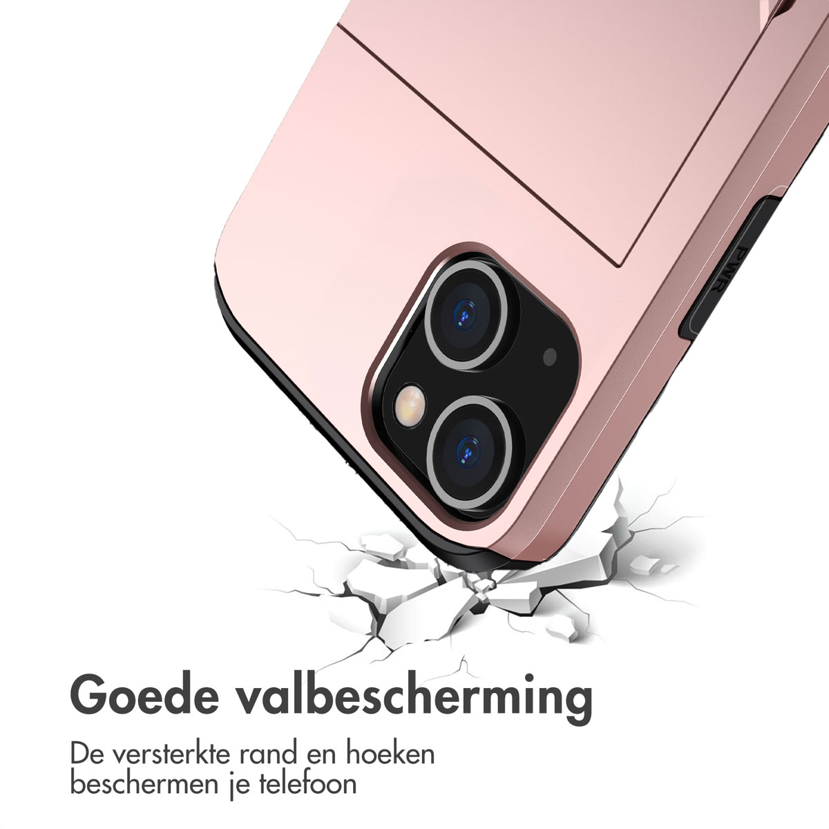 Roségouden telefoon achterkant met cameralens op gebarsten grond.