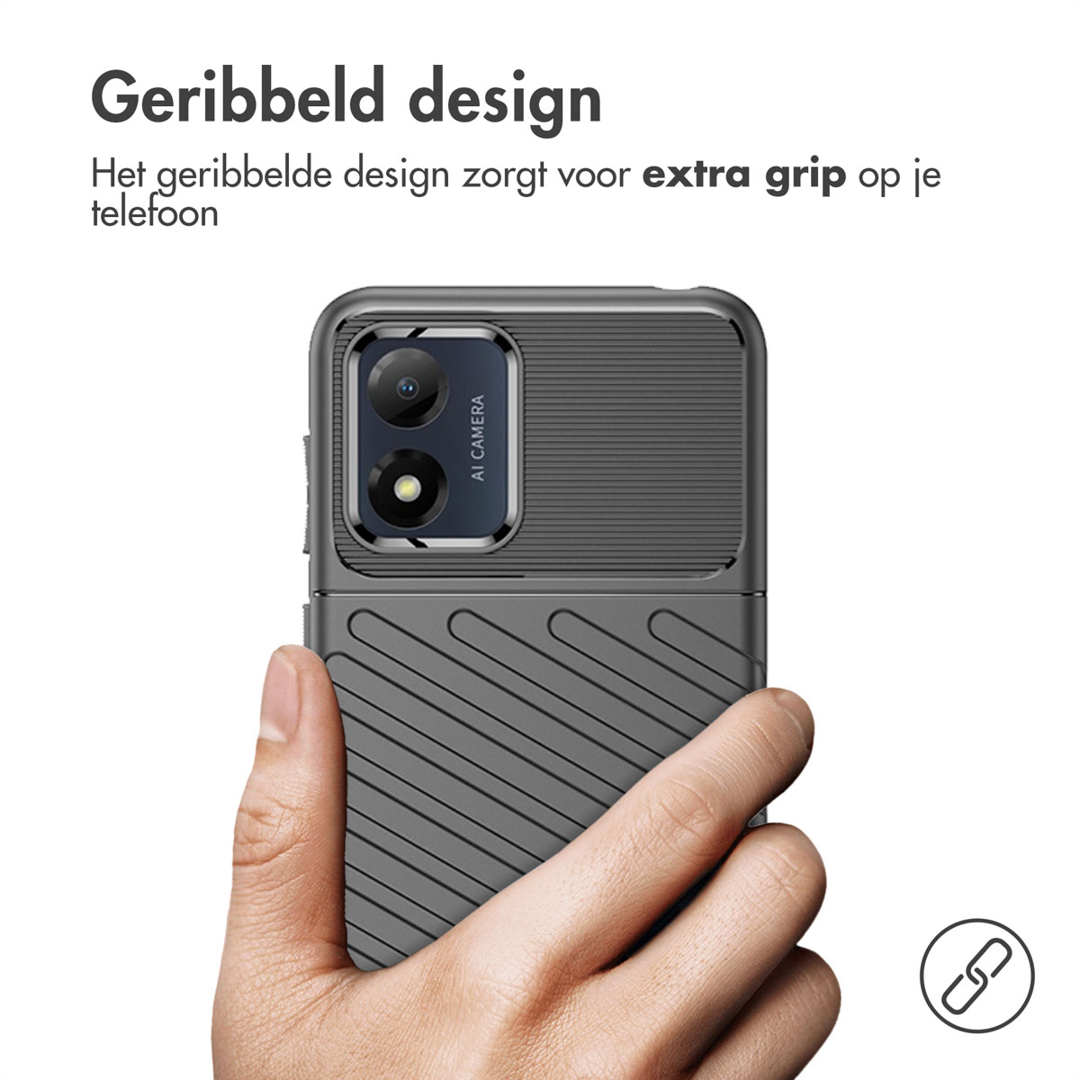 Hand die een grijze telefoonhoes vasthoudt. De hoes heeft een camera-uitsparing en een textuurontwerp.