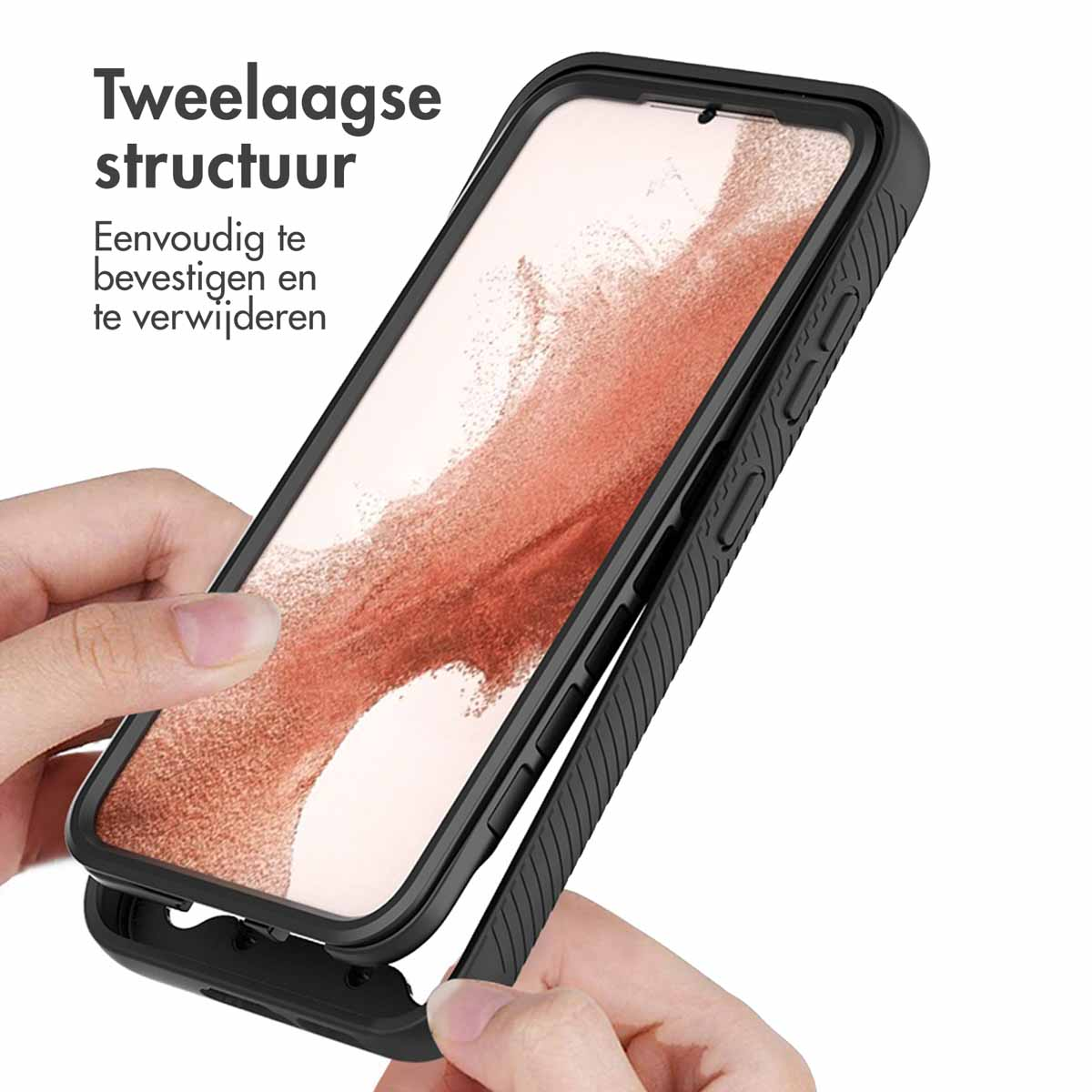 Twee handen monteren een zwarte telefoonhoes om een smartphone.