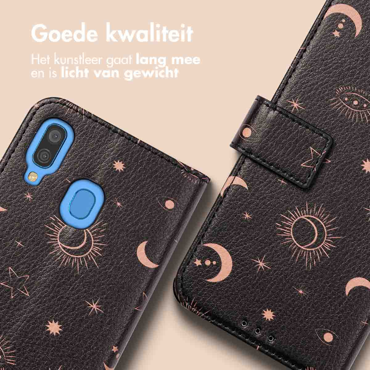 Donkere telefoonhoes met hemels patroon: manen, sterren, zon, ogen. Tekst in het Nederlands.