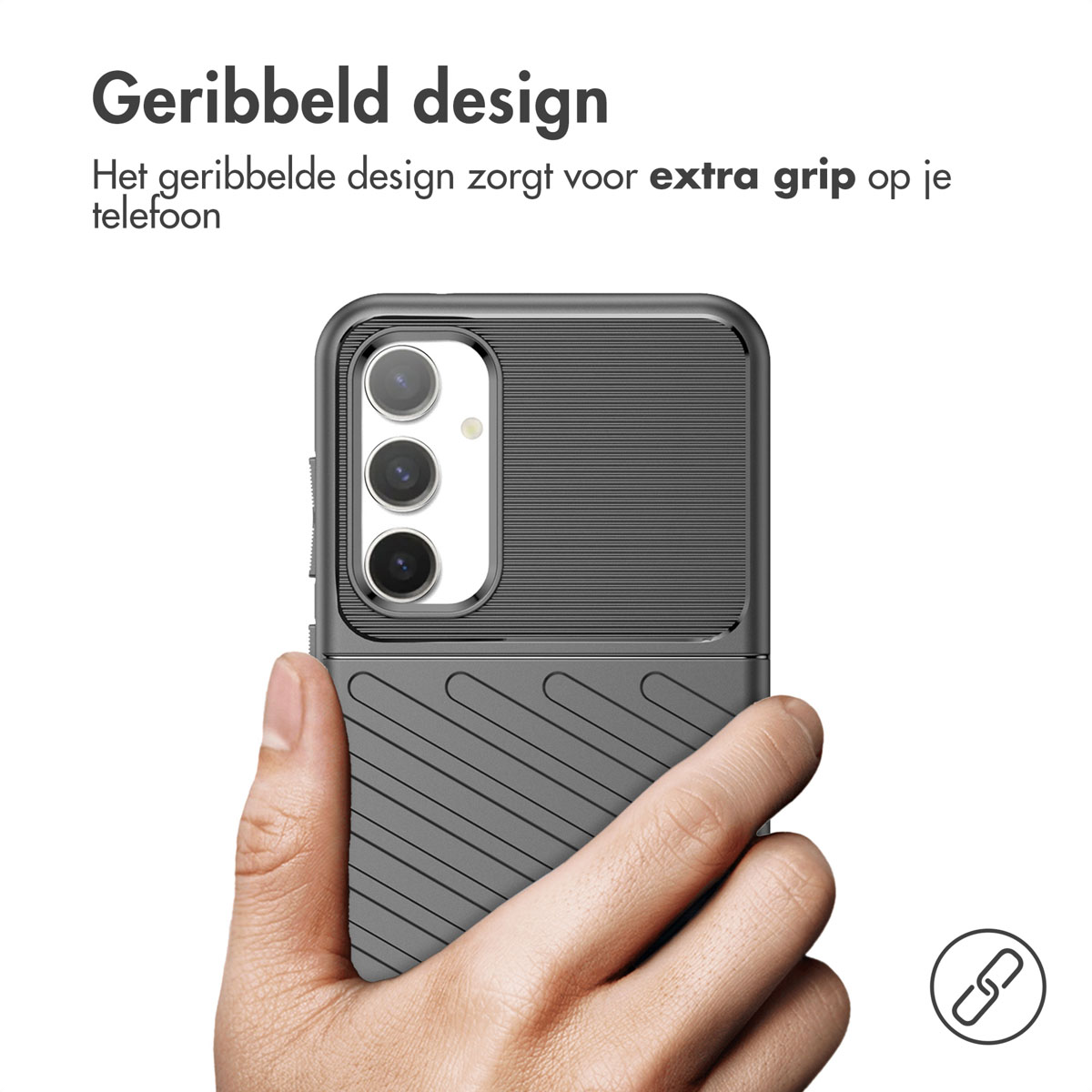 Main tenant une coque de téléphone grise avec une découpe pour l'appareil photo et un design texturé.