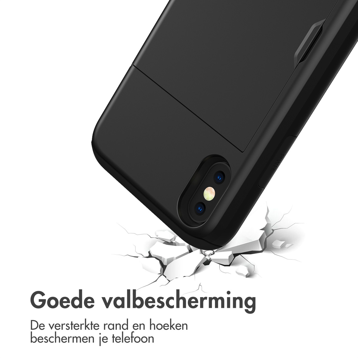 Coque de téléphone noire avec coins renforcés sur sol fissuré.