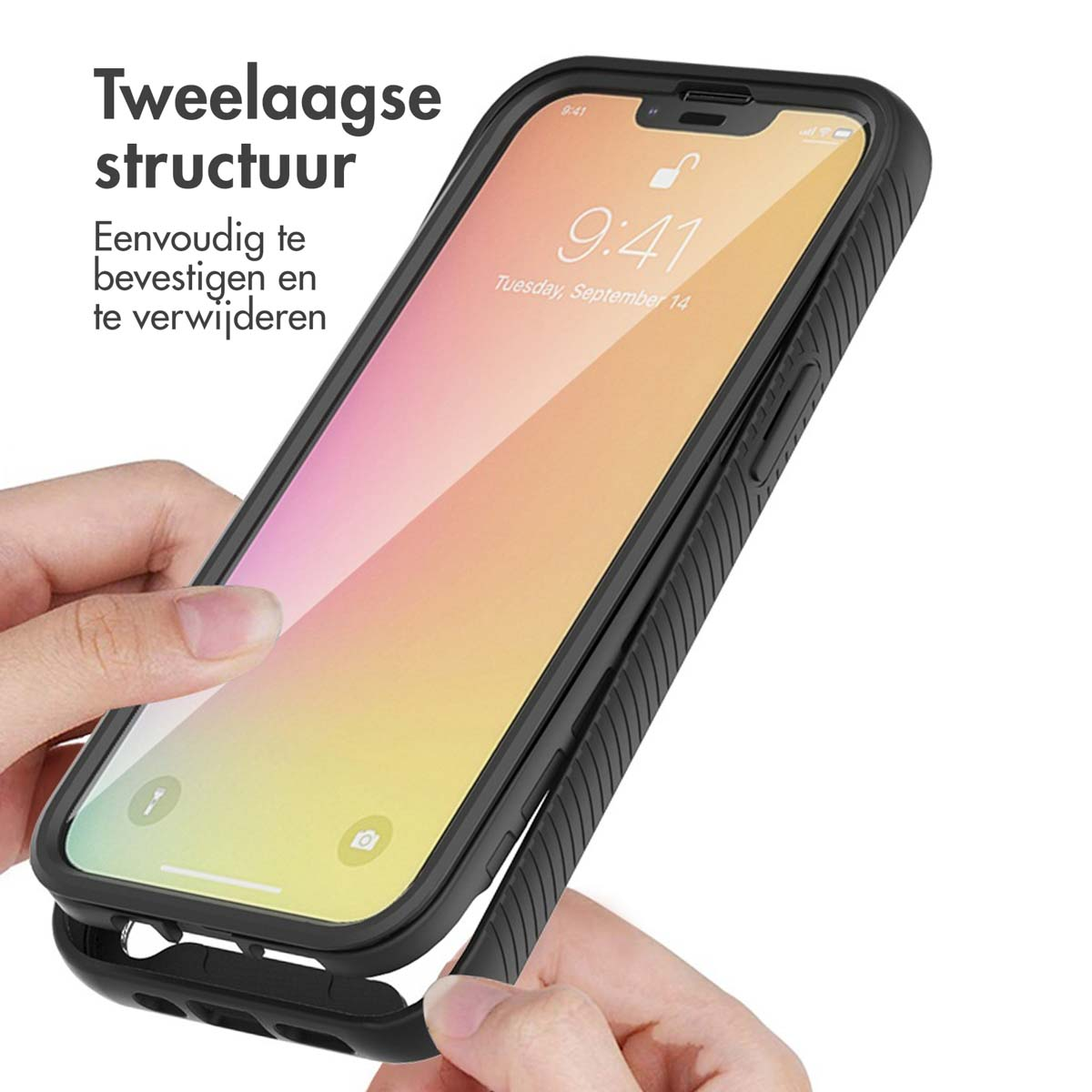 Une personne tenant un téléphone avec une coque. La coque est en deux parties.