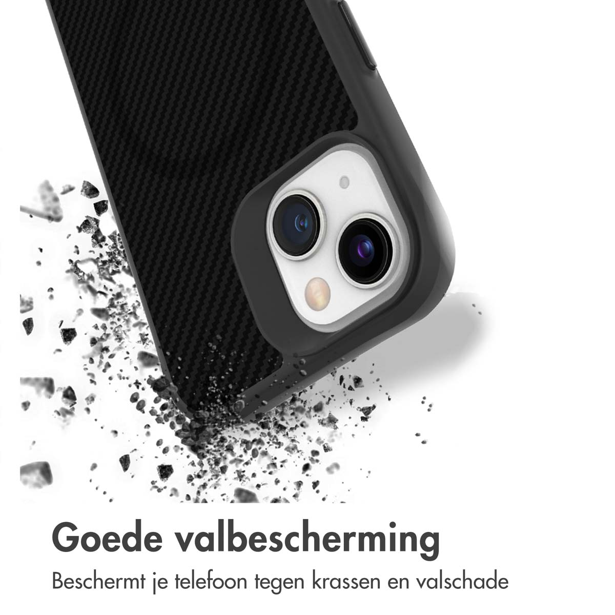 Un étui de téléphone noir avec une texture en fibre de carbone est posé sur une surface blanche. Les lentilles de la caméra.