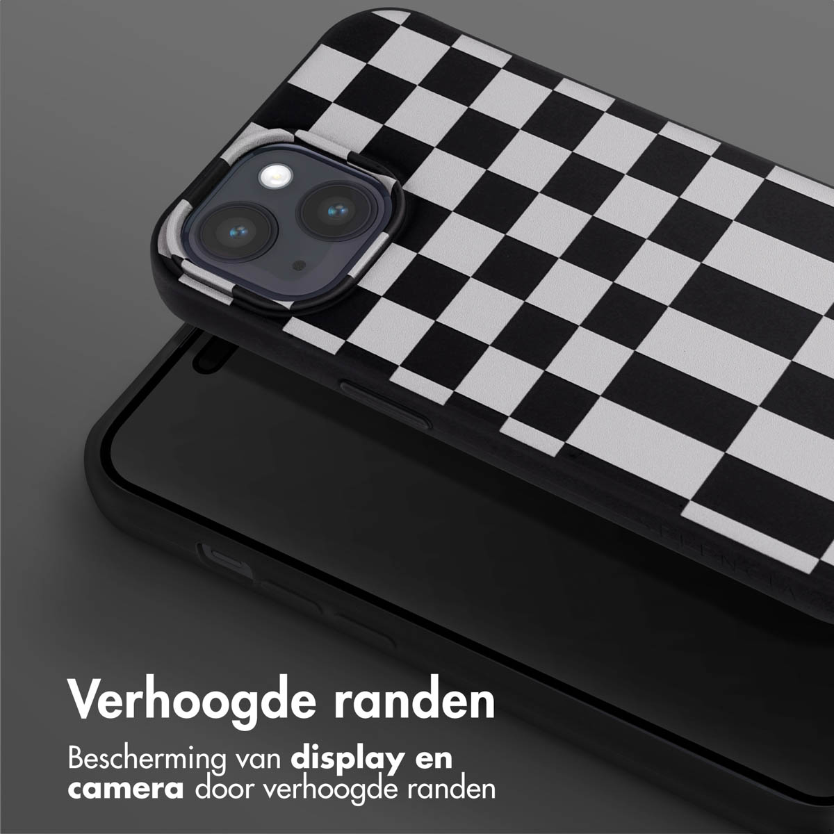 Un téléphone avec une coque à damier noir et blanc. La coque a des bords surélevés.